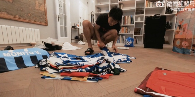武磊Vlog记录回国之旅：临行前收拾各类球衣，装满整个行李箱