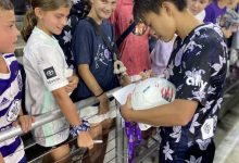 【乐玩LEWIN】明星范儿!王霜赛后耐心为场边球迷签名-乐玩真人线上娱乐