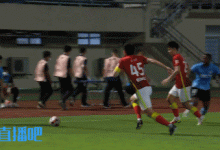 【乐玩LEWIN】危险....李学鹏双腿离地飞铲无黄牌,后又因发球和对方争执被警告-乐玩真人线上娱乐