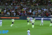 【乐玩LEWIN】希望没事！曼城小将姆贝特受伤离场，颈部固定被抬上救护车-乐玩真人线上娱乐