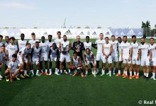 【乐玩LEWIN】赢家团队！本泽马、安切洛蒂手捧欧足联最佳奖杯与全队合影-乐玩真人线上娱乐