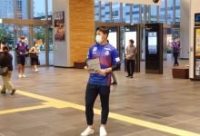 【乐玩LEWIN】富山胜利球员上街派发比赛宣传单,陈彬彬参与其中-乐玩真人线上娱乐