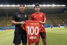 【乐玩LEWIN】代表广州队中超100场里程碑！郑智赛前为杨立瑜颁发纪念球衣-乐玩真人线上娱乐