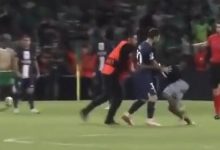 【乐玩LEWIN】疯狂！比赛中球迷闯入场内与梅西拥抱-乐玩真人线上娱乐