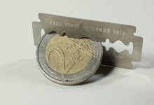 【乐玩LEWIN】这火爆程度!图片报:马赛球迷向法兰克福球迷射烟火+剃须刀刀片-乐玩真人线上娱乐