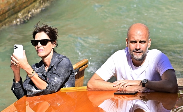 ?享受假期时光，瓜迪奥拉携妻子游览威尼斯