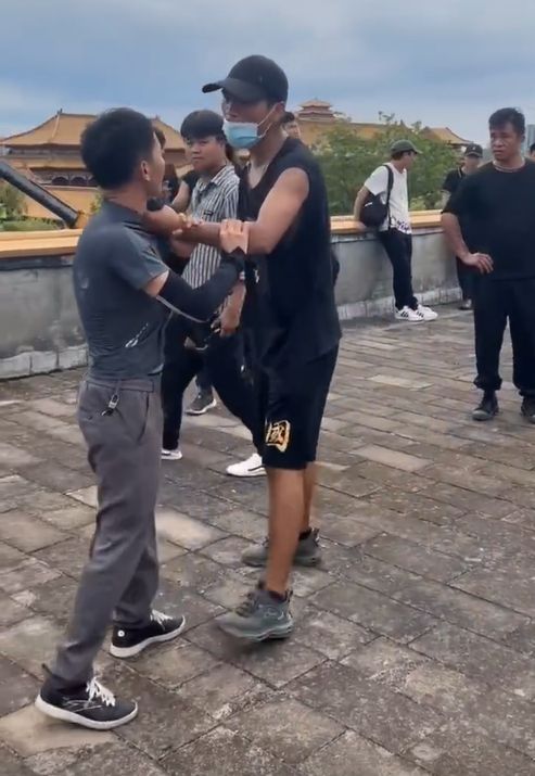 网曝《莲花楼》剧组殴打代拍 威胁要将对方扔下墙