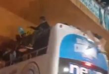 【乐玩LEWIN】惊悚一刻,?阿根廷球队庆祝升级,游行大巴贴着桥梁底部通过-乐玩真人线上娱乐