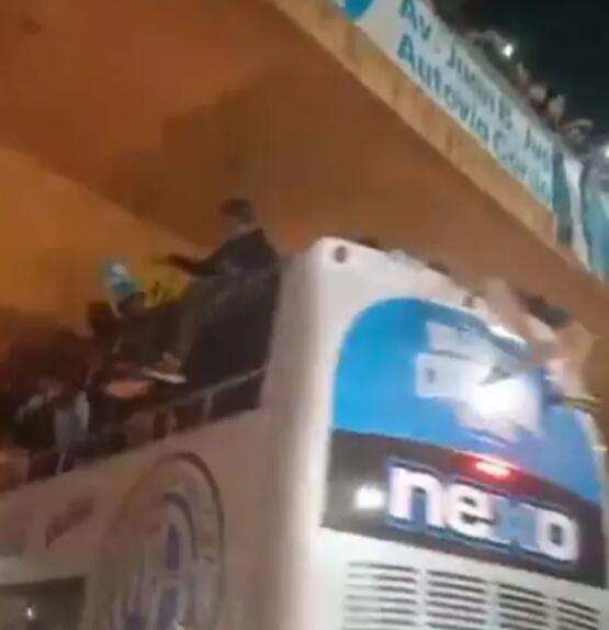 惊悚一刻，?阿根廷球队庆祝升级，游行大巴贴着桥梁底部通过
