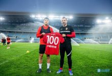 【乐玩LEWIN】里程碑！李圣龙、魏震获赠海港百场纪念球衣-乐玩真人线上娱乐