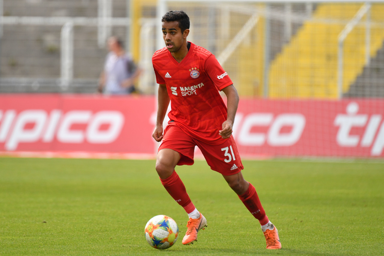 官方:因注册失败,拜仁外租小将辛格上半程无法代表雷根斯堡出战