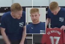 【乐玩LEWIN】?尴尬不失礼貌的笑！德布劳内获赠曼联球衣：我能现在烧了吗？-乐玩真人线上娱乐