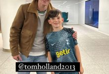 【乐玩LEWIN】荷兰弟现身热刺主场观看与法兰克福的欧冠比赛,并与球迷合影-乐玩真人线上娱乐