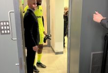 【乐玩LEWIN】属实是红魔球迷，奥莫尼亚门将乌佐霍赛后找滕哈赫合照-乐玩真人线上娱乐