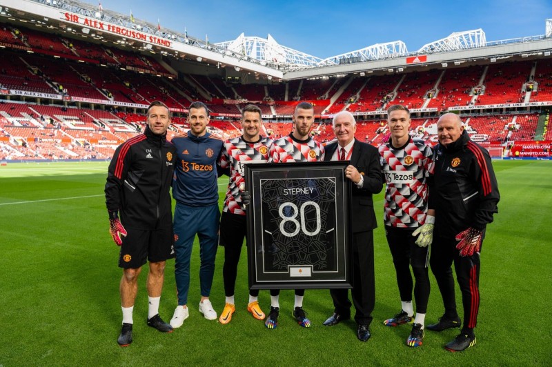 曼联为80岁传奇门将斯特普尼庆生，德赫亚为其颁发纪念球衣