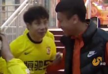 【乐玩LEWIN】首次以对手身份回到济南奥体,蒿俊闵赛前与泰山队员握手拥抱-乐玩真人线上娱乐