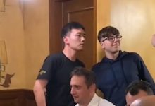 【乐玩LEWIN】些许红温?客战拜仁，张康阳现身慕尼黑啤酒馆，与球迷合影-乐玩真人线上娱乐