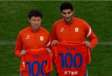 【乐玩LEWIN】功勋！费莱尼与宋龙均为泰山出战百场，赛前获赠百场纪念球衣-乐玩真人线上娱乐