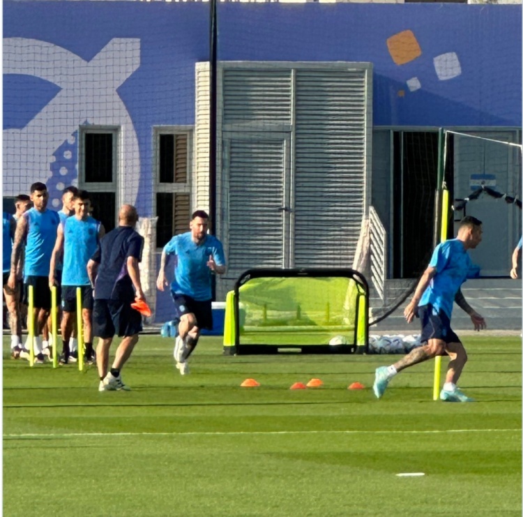 记者：梅西今天正常参加阿根廷队的训练