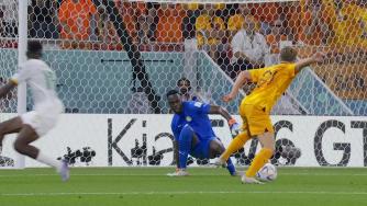 世界杯-加克波克拉森建功库亚特遭掏裆 荷兰2-0塞内加尔
