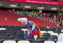 【乐玩LEWIN】这装扮?被调侃为“岳云鹏”的球迷赛后背着小包，收拾周围垃圾-乐玩真人线上娱乐