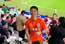 【乐玩LEWIN】嘿老乡你好!山东泰山队球迷现身世界杯看台-乐玩真人线上娱乐