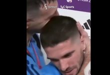 【乐玩LEWIN】你在闹他在笑~大马丁突袭采访中的德保罗狠狠一吻，后者娇羞一笑-乐玩真人线上娱乐