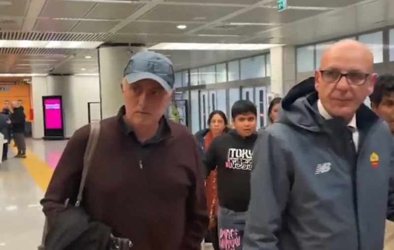 记者追问穆帅卡尔斯多普未来和迪巴拉情况，穆帅：再见