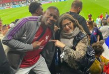 【乐玩LEWIN】母军梦?？姆巴佩妈妈指着利物浦队徽与球迷合影-乐玩真人线上娱乐