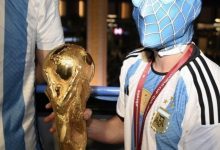 【乐玩LEWIN】蜘蛛侠上线!阿尔瓦雷斯戴上蜘蛛侠面罩,举起大力神杯拍照庆祝-乐玩真人线上娱乐