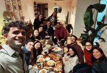 【乐玩LEWIN】巴尔加斯社媒晒与朋友聚会的照片，并配文：Merry Christmas-乐玩真人线上娱乐