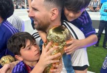 【乐玩LEWIN】安东内拉晒照，马特奥和CIRO围着梅西认真盯着大力神杯-乐玩真人线上娱乐