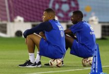 【乐玩LEWIN】场边摸鱼?姆巴佩和登贝莱坐在球上观看队友训练-乐玩真人线上娱乐