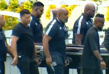 【乐玩LEWIN】ESPN：贝利儿子和泽罗伯托等人将贝利灵柩抬入告别仪式现场-乐玩真人线上娱乐