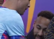 【乐玩LEWIN】C罗前来握手致意拥抱时，MMN三人的表情..谁是真爱？?-乐玩真人线上娱乐