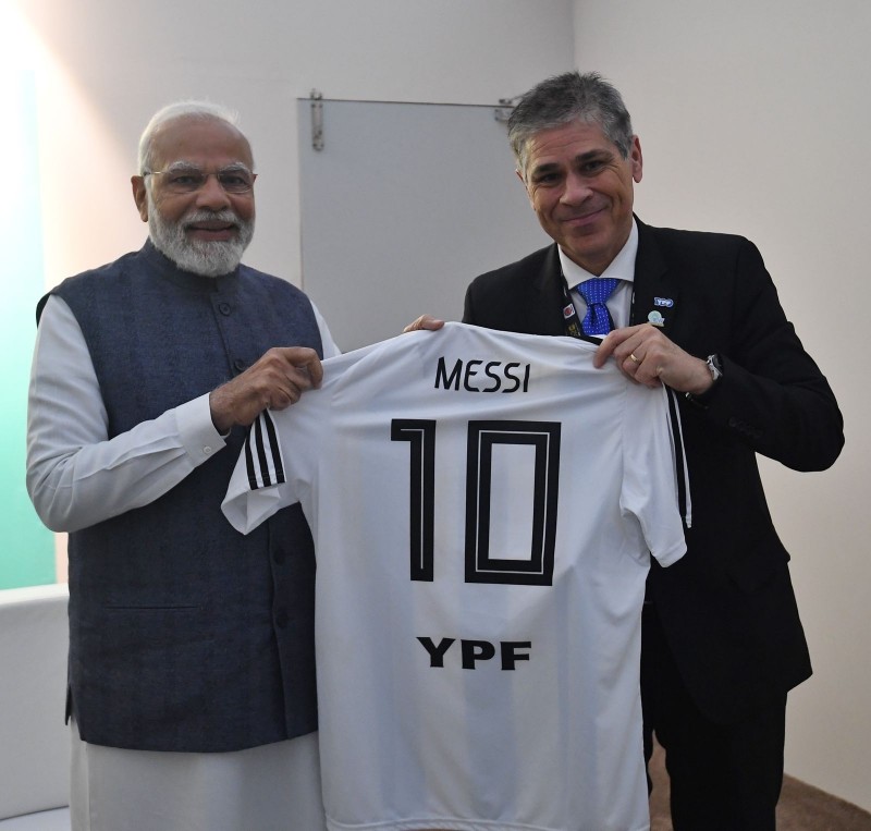 国家名片！阿根廷官员向印度总理莫迪赠送梅西国家队球衣
