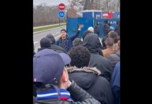 【乐玩LEWIN】忍不下去了！大批巴黎球迷今日集中在训练基地门前进行抗议-乐玩真人线上娱乐