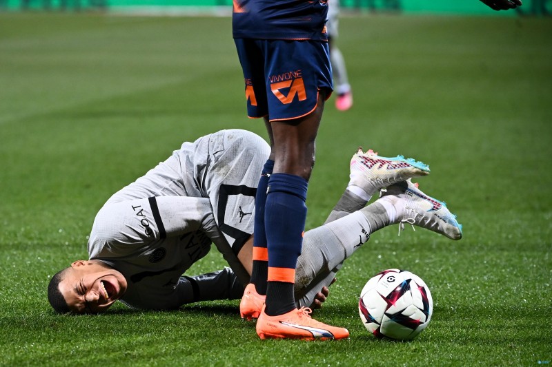 巴黎官方：姆巴佩预计伤缺三周，无缘欧冠1/8决赛对拜仁首回合