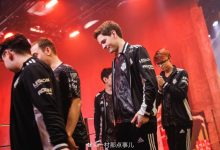 【乐玩LEWIN】G2比赛返图:Caps神情低落 BB休息室低着头紧盯地面-乐玩真人线上娱乐