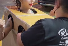 【乐玩LEWIN】韩国AV女优闹区全裸上街!只罩「四洞箱子衣」任人摸胸…画面好重咸-乐玩真人线上娱乐