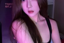 【乐玩LEWIN】Kitty晒出粉红色灯光下自拍：运动吊带春光神情超强魅惑-乐玩真人线上娱乐