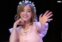 【乐玩LEWIN】吴宣仪在家追《想见你》，更新微博和粉丝互动接歌!-乐玩真人线上娱乐