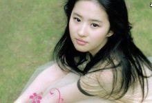 【乐玩LEWIN】刘亦菲逛街状态引称赞，女神随手搭配就是时装风格状态好-乐玩真人线上娱乐