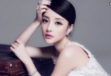 【乐玩LEWIN】李小璐收到母亲节礼物很特别，高兴的将甜馨的画印在衣服上-乐玩真人线上娱乐