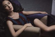 【乐玩LEWIN】张雨绮机场遇恶意代拍,为防走光不敢系鞋带捂着裙子让人心疼-乐玩真人线上娱乐