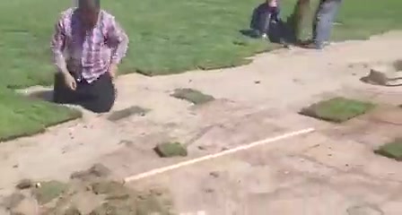 水泥地上贴草皮?内马尔质疑亚冠对手草皮质量:这不是真的