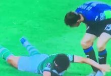 【乐玩LEWIN】?啼笑皆非!葡体前锋假装受伤倒地,德容恩凑近观看时被其伸手拽倒-乐玩真人线上娱乐