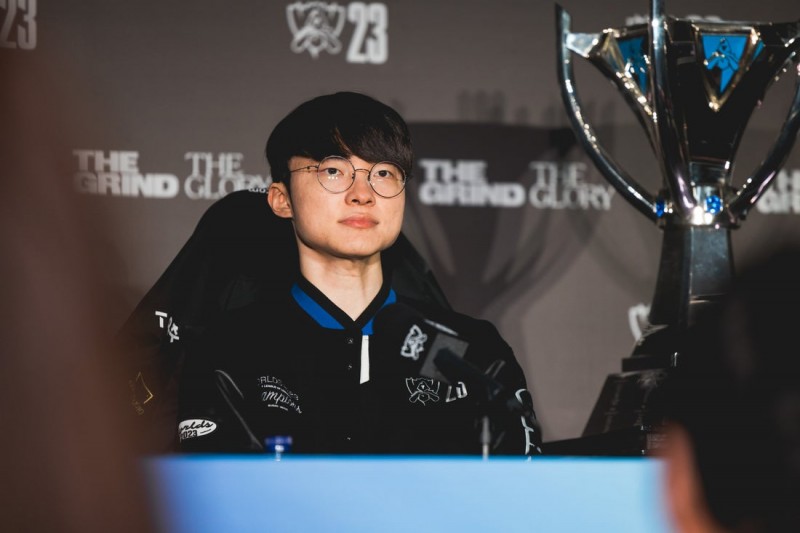 笑笑谈Faker：我解说了十年LOL比赛，你虐了LPL十年，我服了！