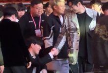 【乐玩LEWIN】梦回2019年？网友分享：颁奖礼散场，Ning伸手将TheShy扶起一同离开-乐玩真人线上娱乐