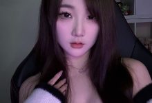 【乐玩LEWIN】解说Kitty晒照：粉红灯光纯欲表情诱人 当之无愧大事业女主?-乐玩真人线上娱乐
